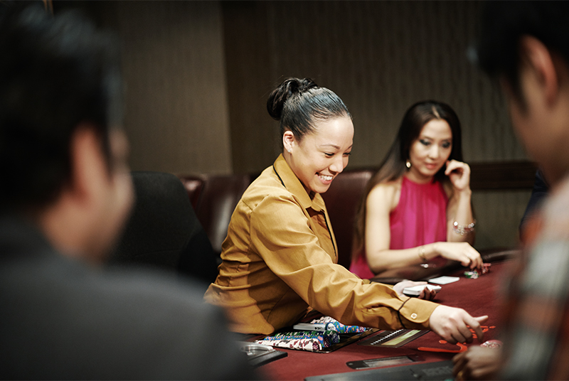 Dealer là gì trong Casino Chuyên viên chia bài ra sao?